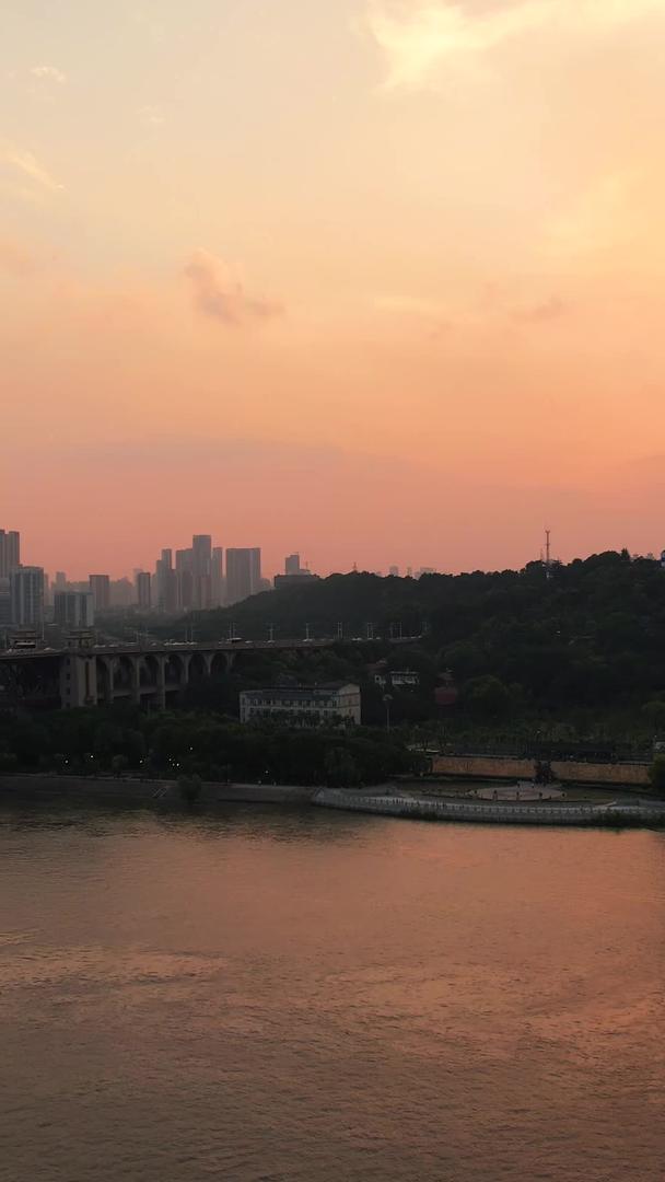 太阳拍摄城市夕阳落日天空江景素材视频的预览图