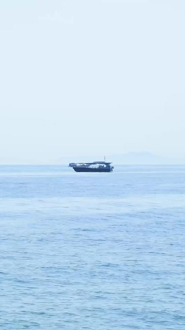 渔船在海上摇摆视频的预览图