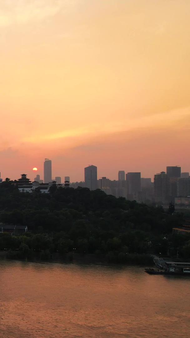 太阳拍摄城市夕阳落日天空江景素材视频的预览图