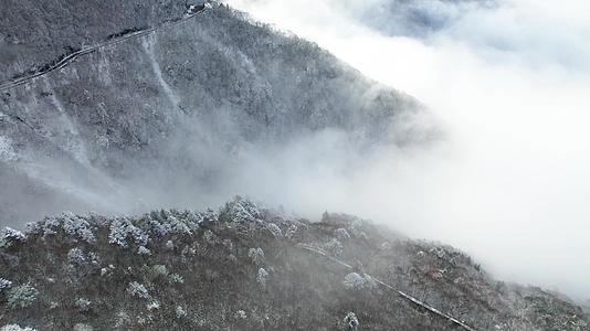 4K震撼大山山顶高山冬日雪云云海航拍视频的预览图