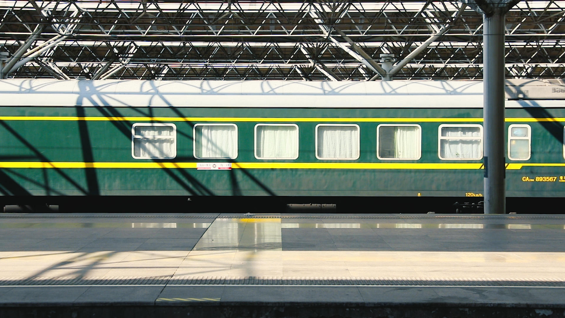 火车站台的绿色火车视频的预览图