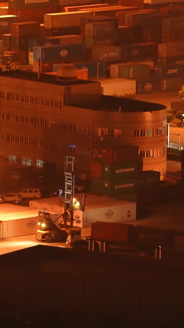 城市夜间物流港口集装箱码头川流不息的叉车货车素材视频的预览图