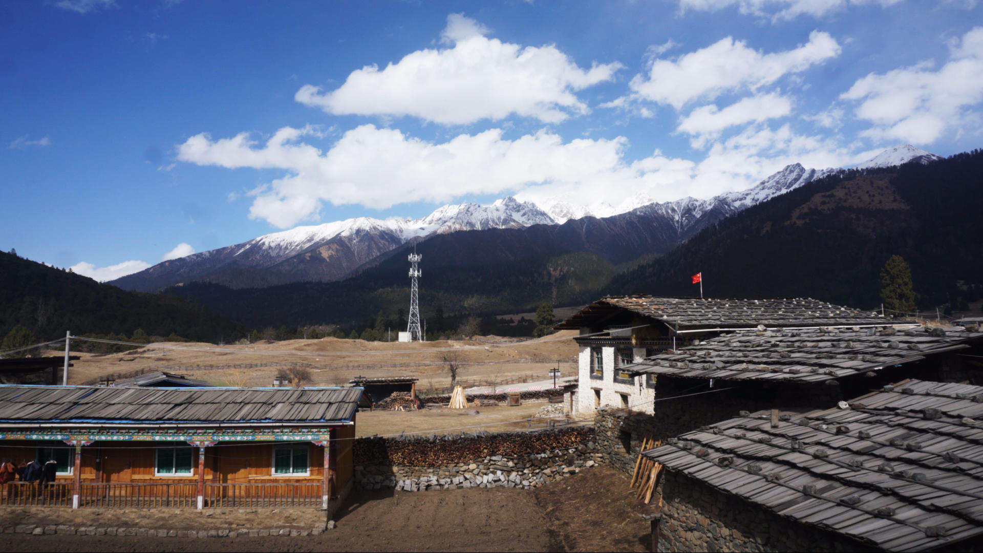 4K延时蓝天白云下藏族村庄视频的预览图