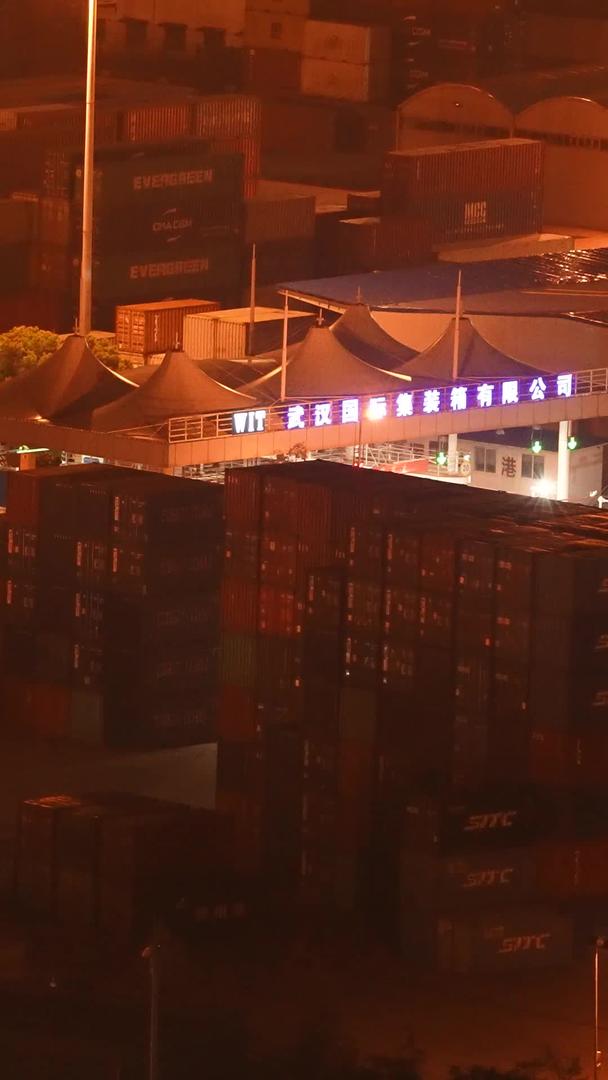 城市夜间物流港口集装箱码头川流不息的叉车货车素材视频的预览图