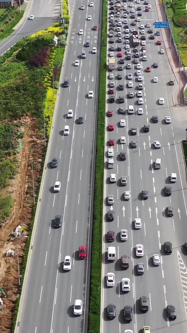 城市交通早高峰拥堵的公路航拍视频视频的预览图