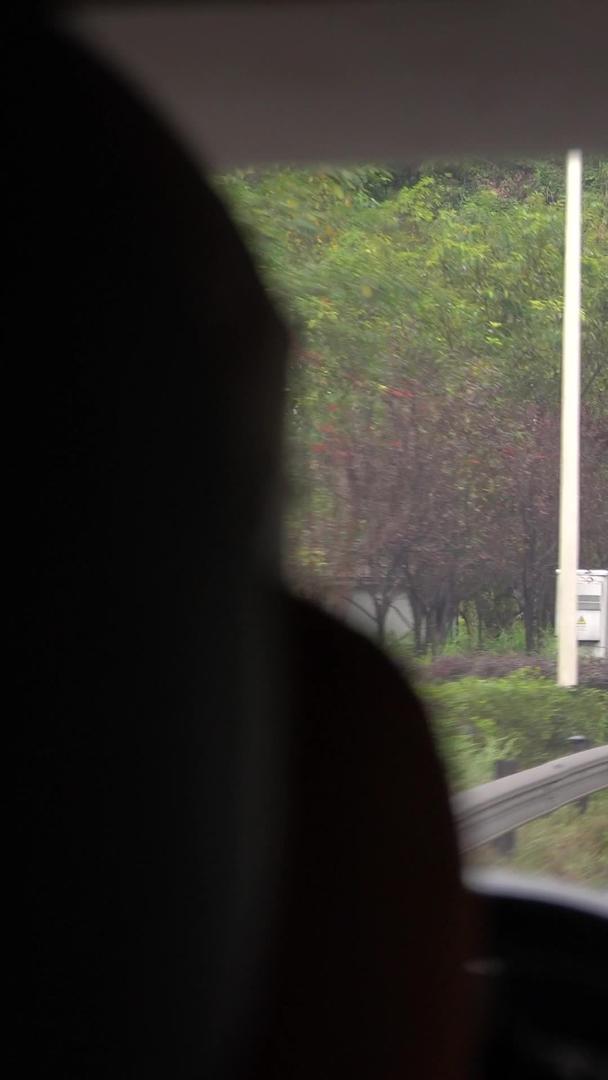 高速公路汽车进入隧道的第一视角视频的预览图