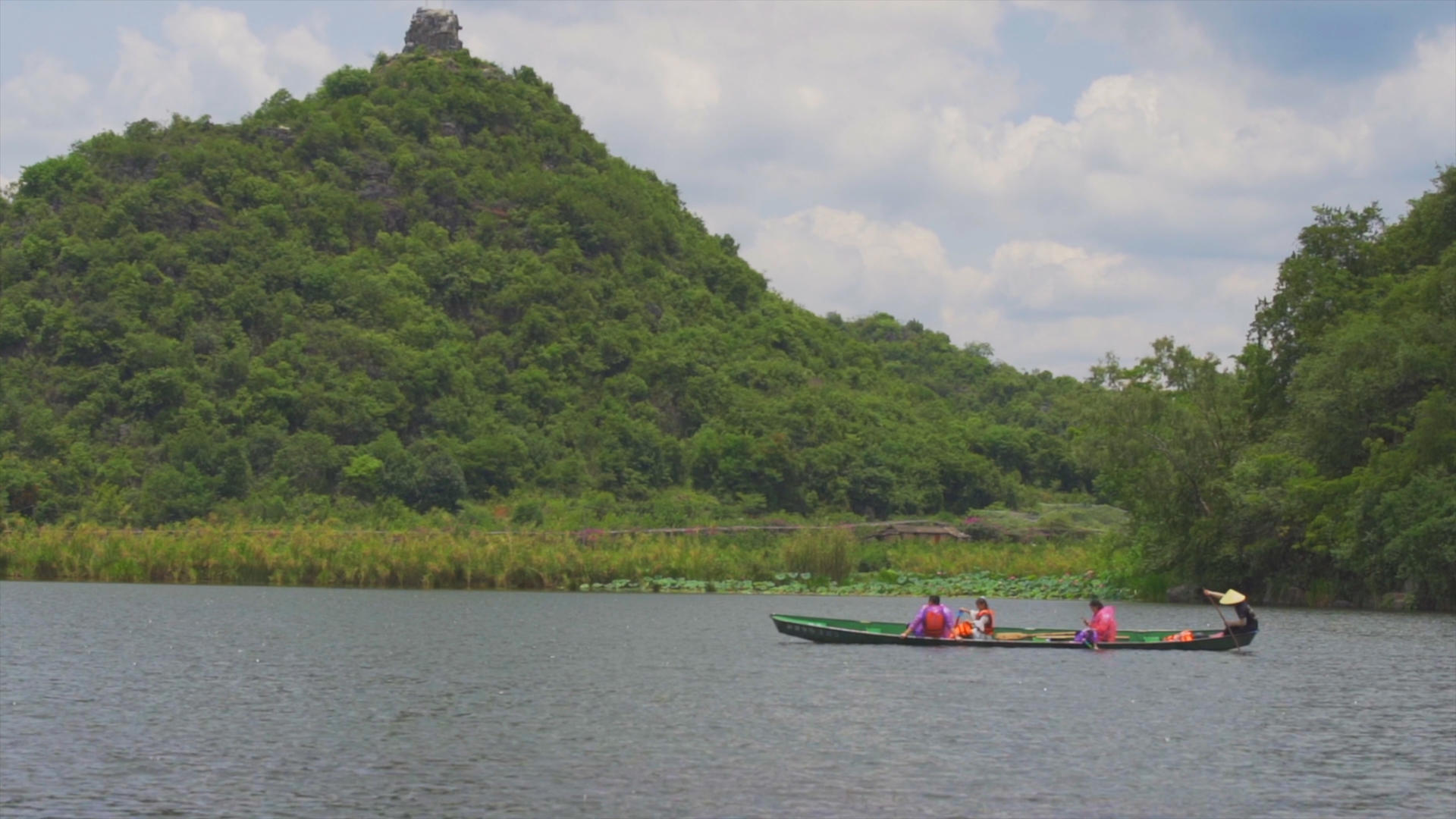4k河面上的游客坐渔船玩耍玩水视频的预览图