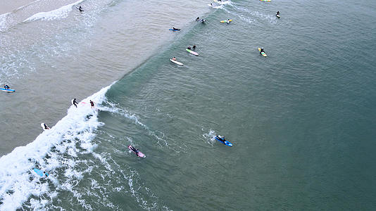 海南万宁日月湾户外运动冲浪航拍4K视频的预览图