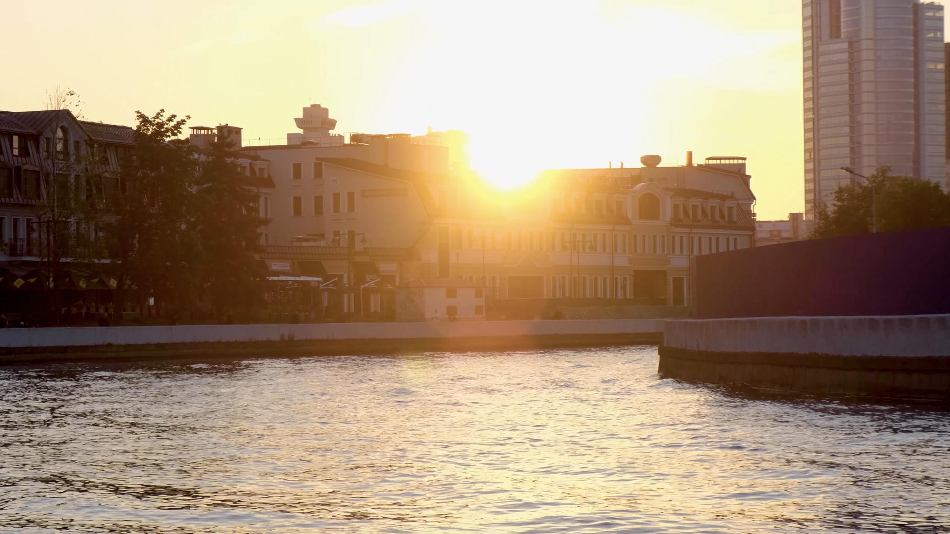 秋天城市夕阳照耀下波光粼粼的湖面视频的预览图