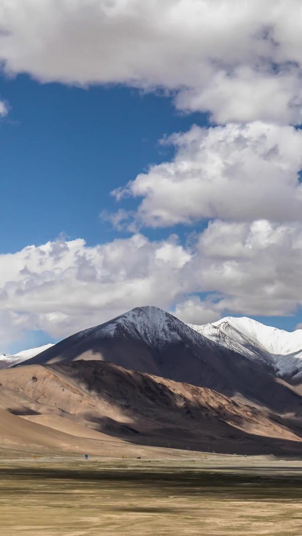 新疆帕米尔高原蓝天白云和昆仑山延时视频视频的预览图