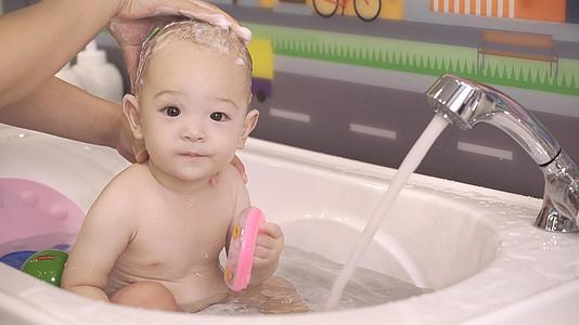 婴儿洗澡洗头视频的预览图