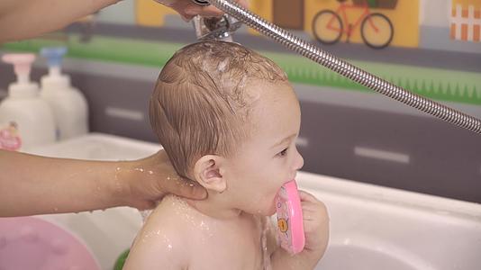 婴儿洗澡冲洗视频的预览图