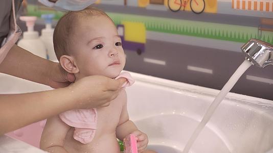 婴儿洗澡用毛巾擦拭视频的预览图