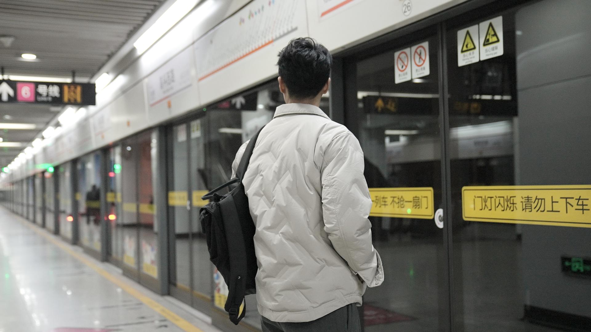 男性地铁站台等候视频的预览图