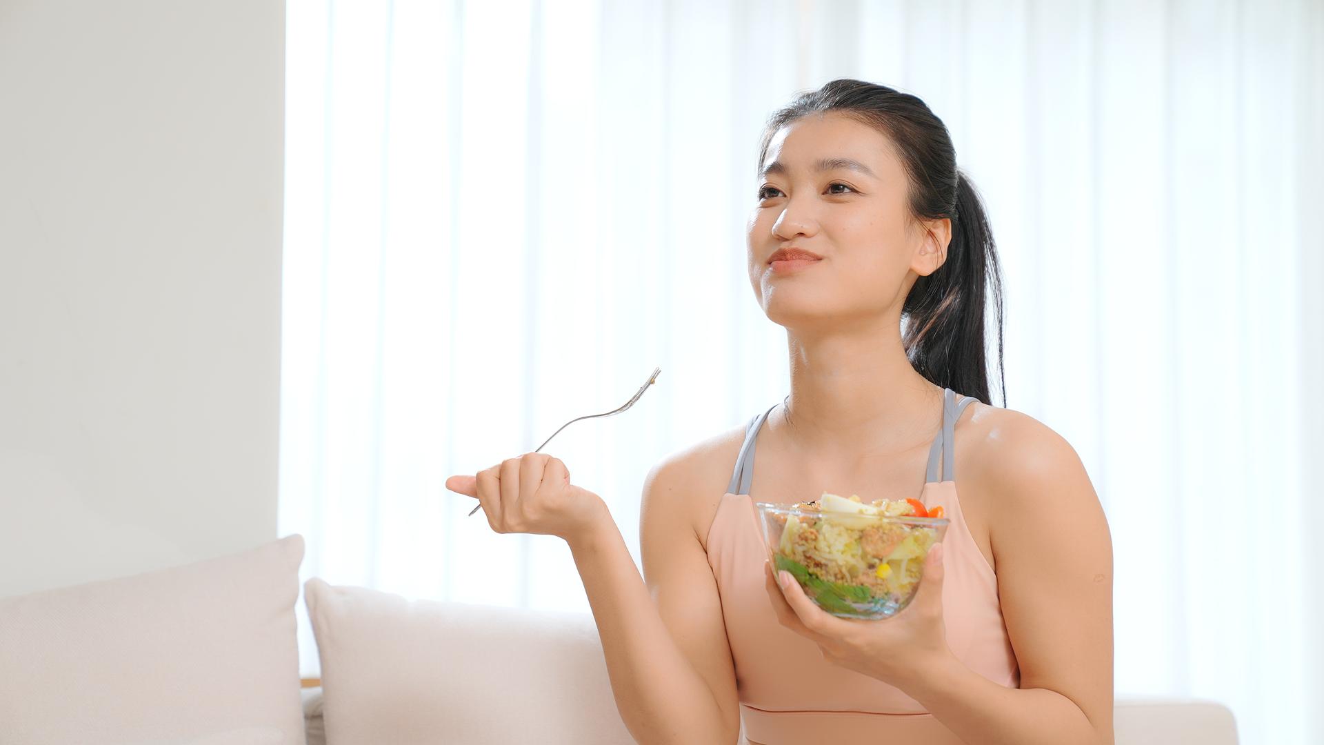 女青年居家运动吃蔬菜沙拉视频的预览图