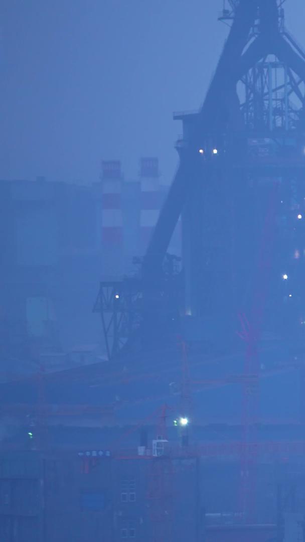 慢镜头升级拍摄材料城市现代化工厂白色烟雾冷凝塔视频的预览图