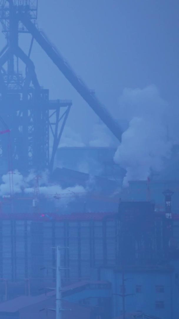 慢镜头升级拍摄材料城市现代化工厂白色烟雾冷凝塔视频的预览图