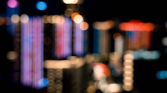 4K虚焦拍摄城市夜晚霓虹灯光和车流灯光视频的预览图