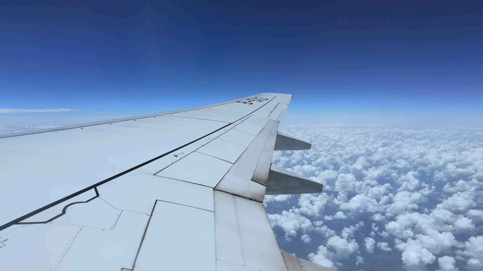 4K旅行途中飞机行驶在高空朵朵白云之上视频素材视频的预览图