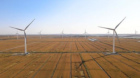 4K风力发电机稻田航拍视频的预览图