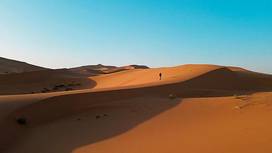 航拍人行走在沙漠4K视频的预览图