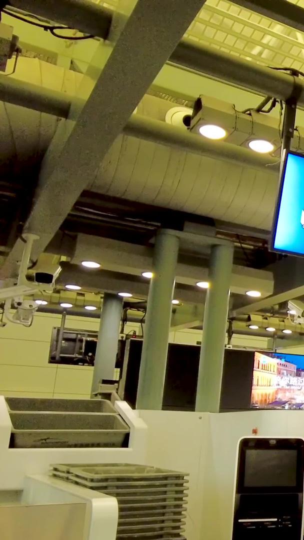 机场行李托运中心视频的预览图