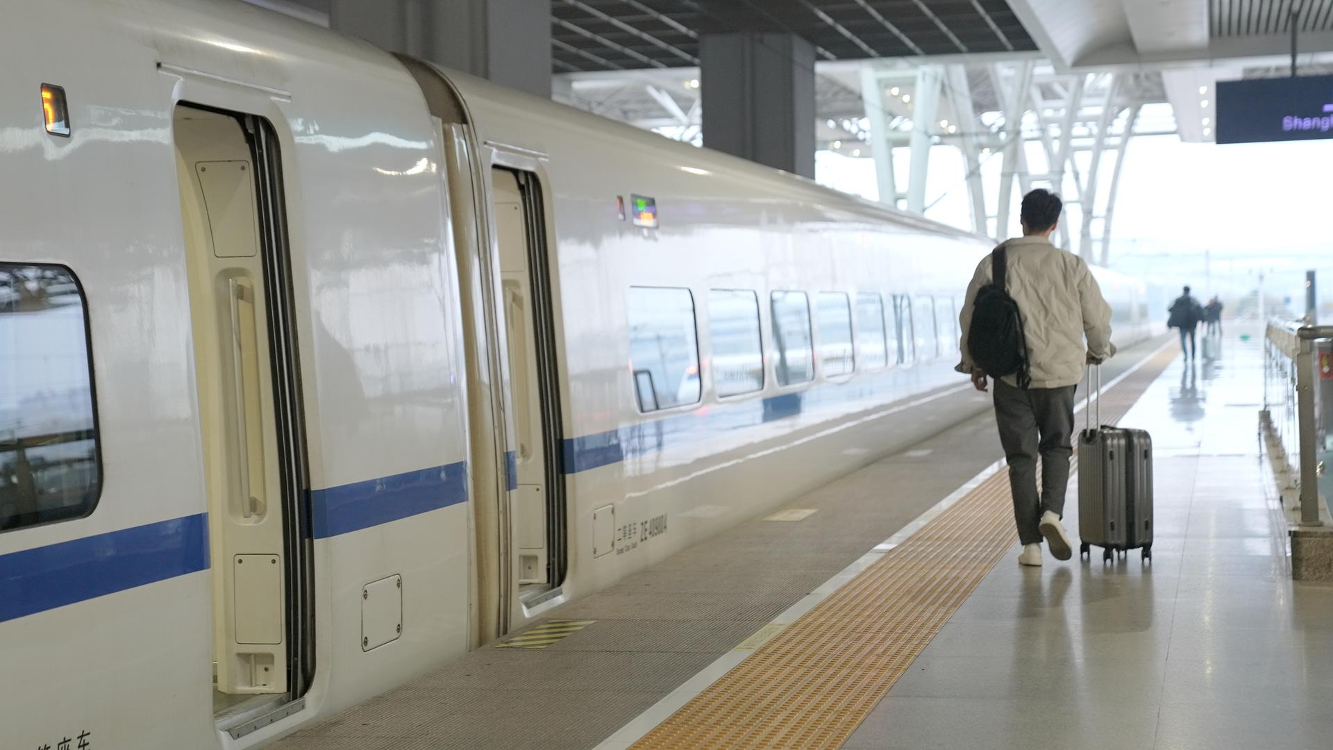 年轻人乘坐高铁视频的预览图