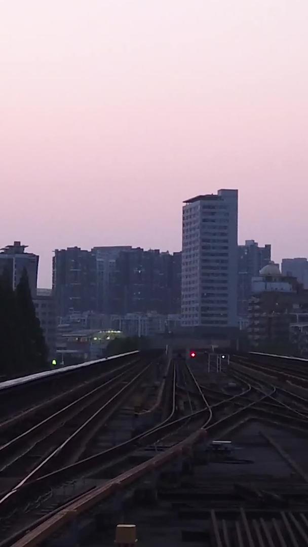 轻轨列车材料城市立体轨道交通进站视频的预览图