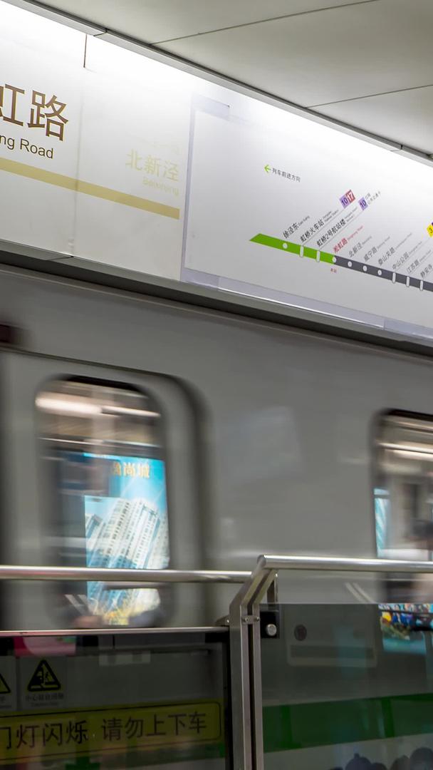 延时地铁人流下车时间6k视频的预览图