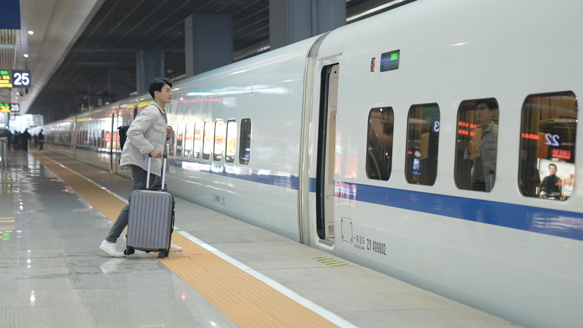 年轻人乘坐高铁出差视频的预览图