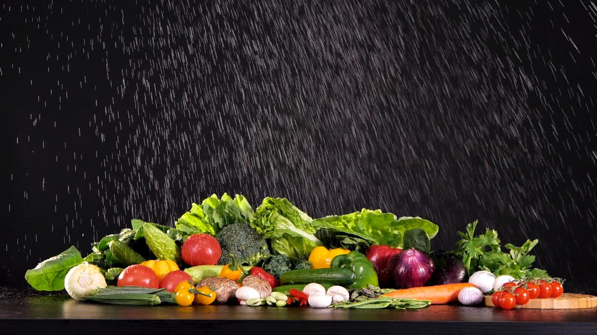 各种蔬菜洒水造型1000帧升格视频视频的预览图