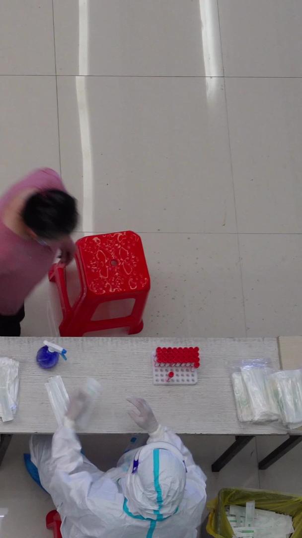 城市医院疫情现场医护人员进行核酸检测视频的预览图