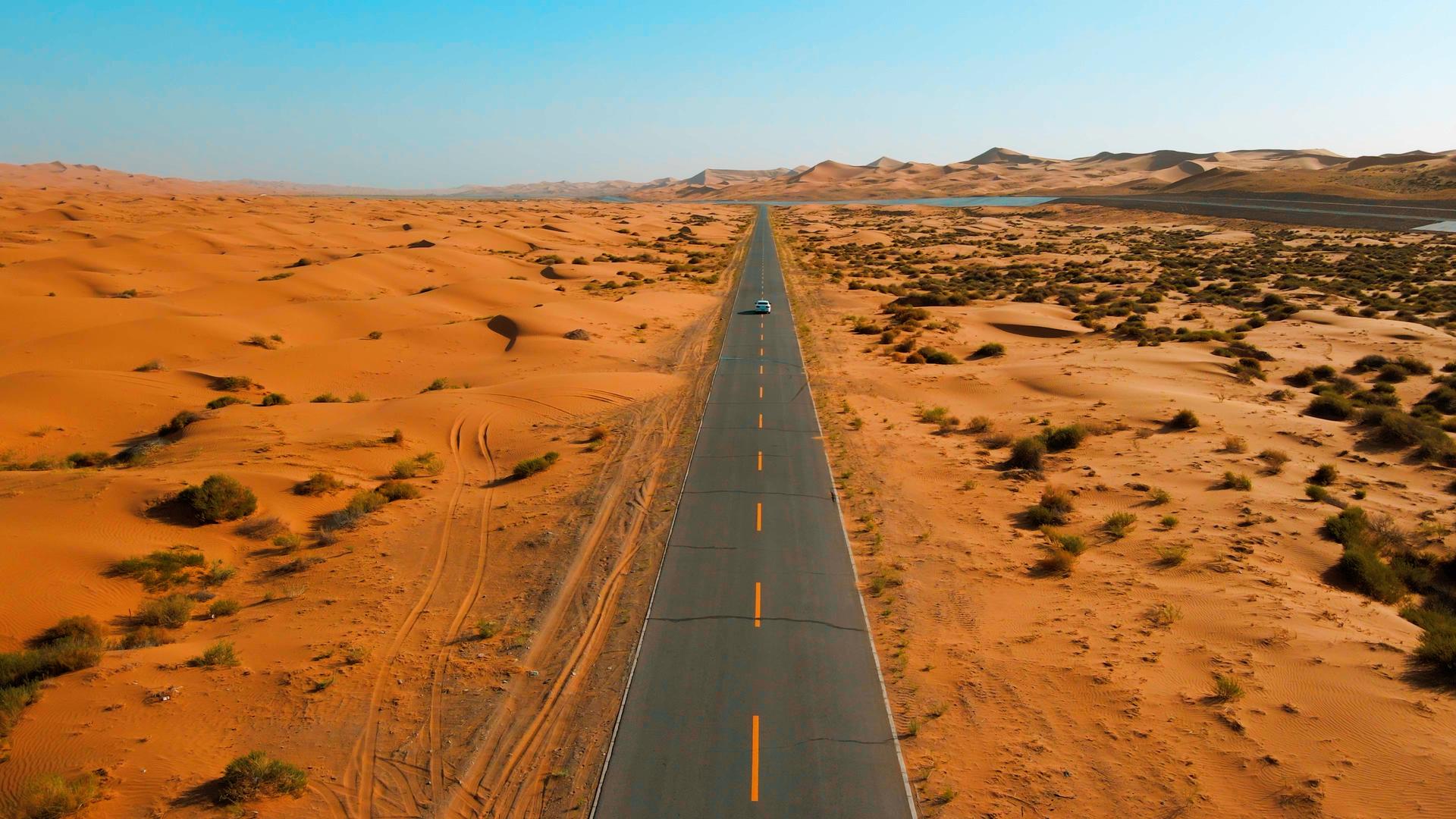 航拍车辆在腾格里沙漠公路行驶视频的预览图