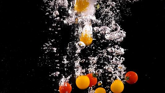 樱桃番茄蔬菜入水造型1000帧升格视频视频的预览图