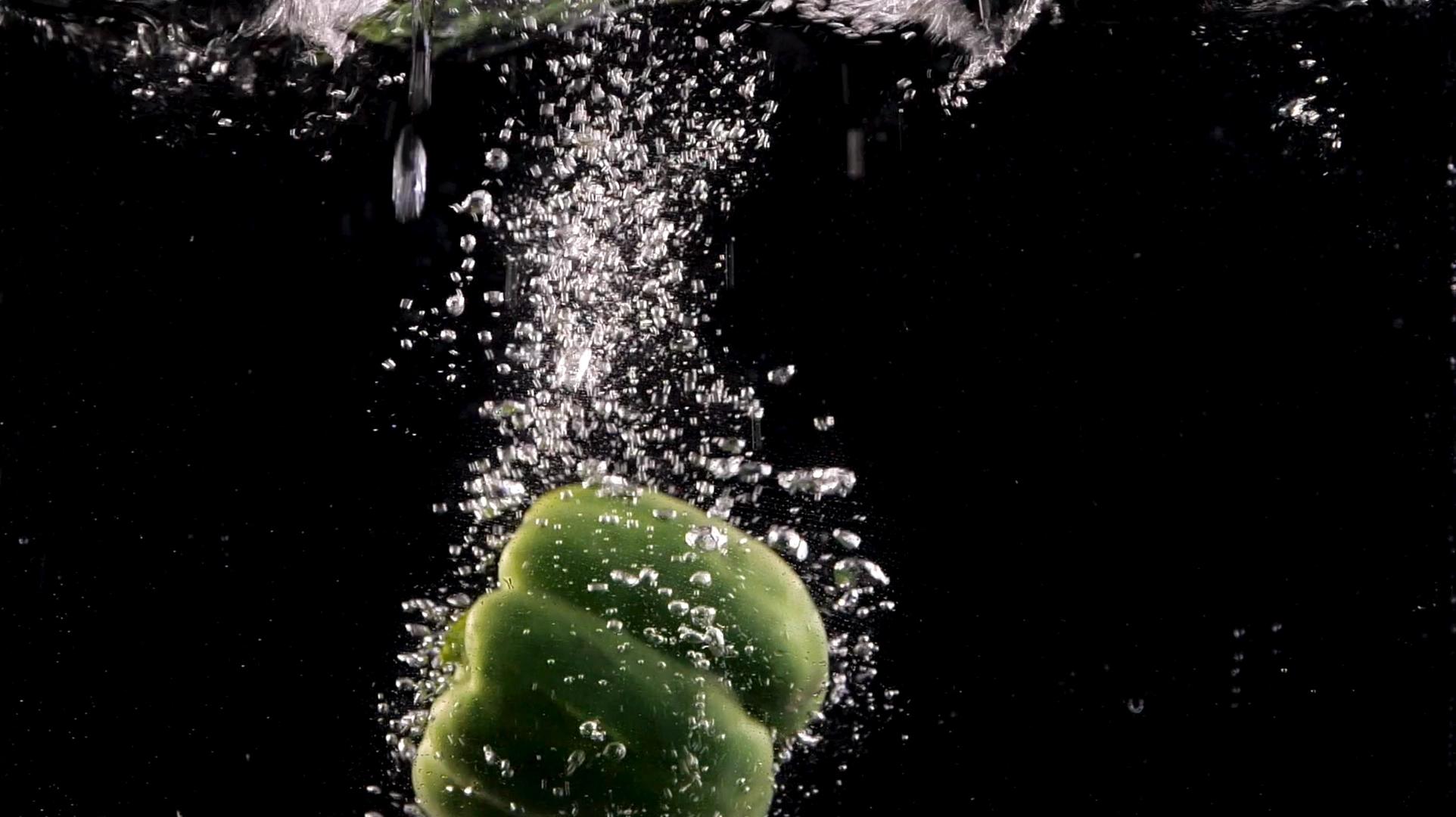 青辣椒蔬菜入水造型1000帧升格视频视频的预览图