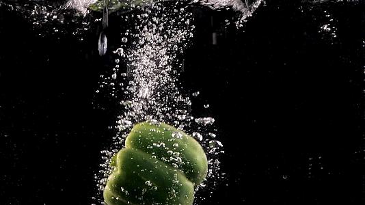 青辣椒蔬菜入水造型1000帧升格视频视频的预览图