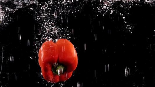 红辣椒蔬菜入水造型1000帧升格视频视频的预览图