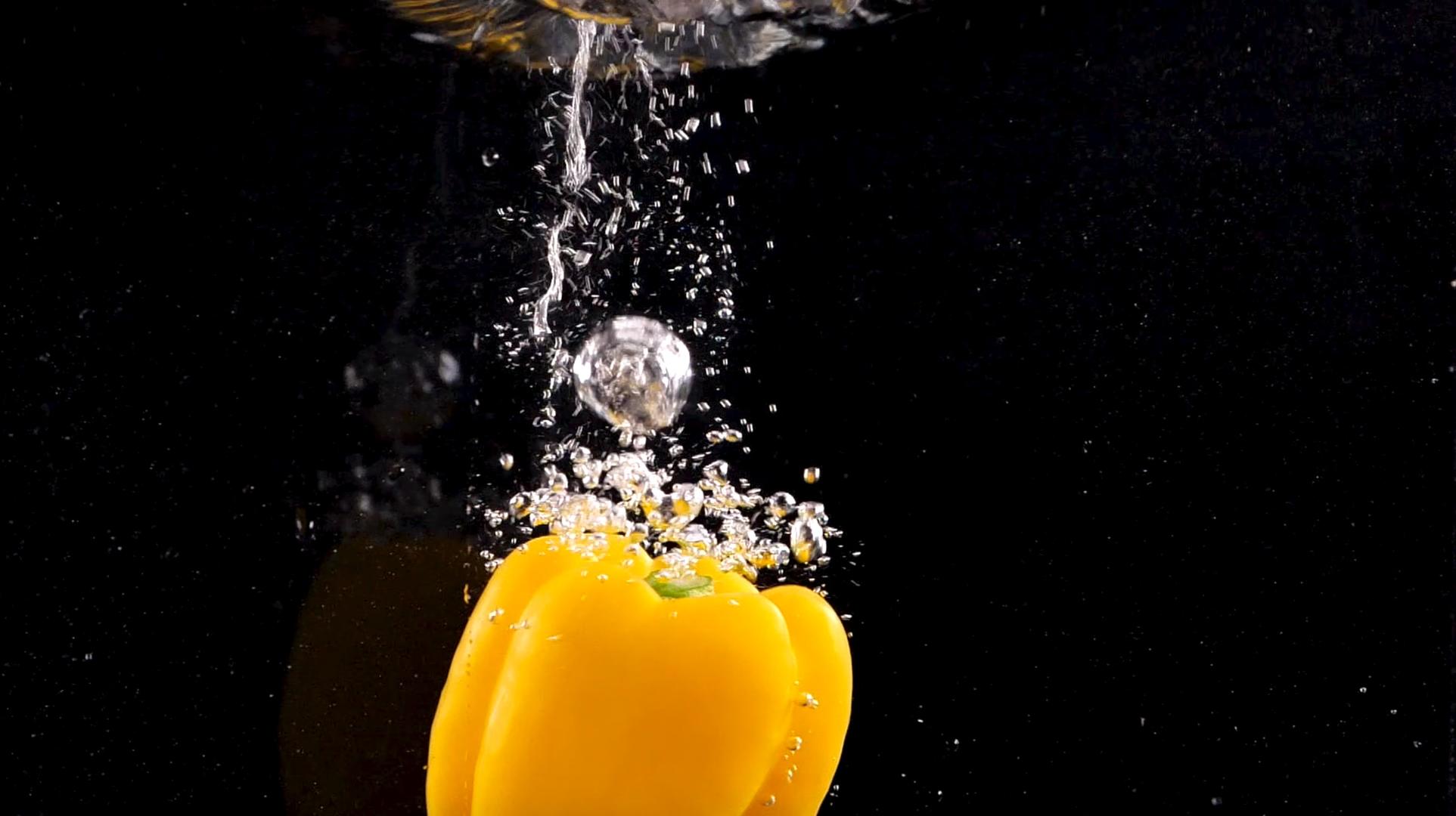黄甜椒蔬菜入水造型1000帧升格视频视频的预览图