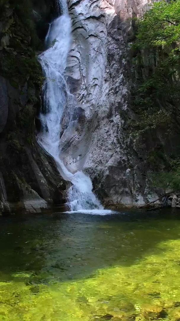 航拍5A平顶山尧山景区九曲瀑布视频视频的预览图