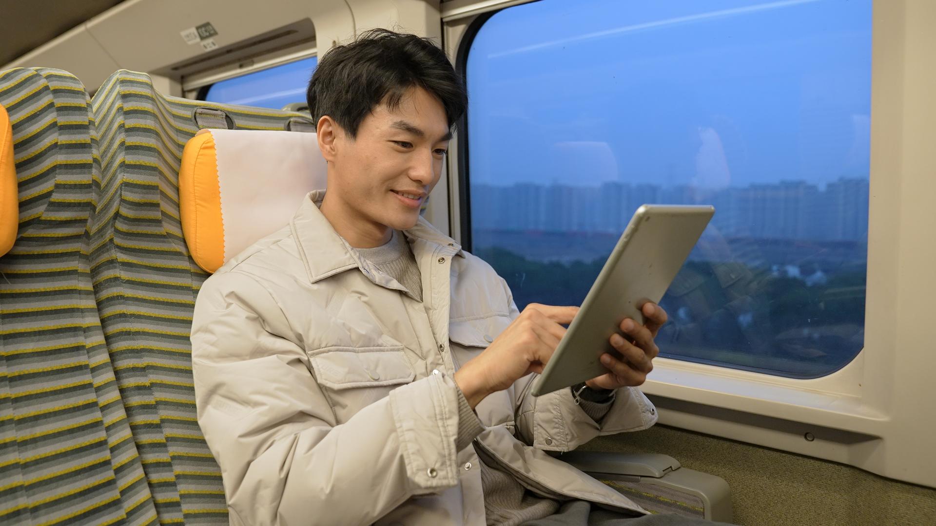 年轻人乘坐高铁使用平板电脑视频的预览图