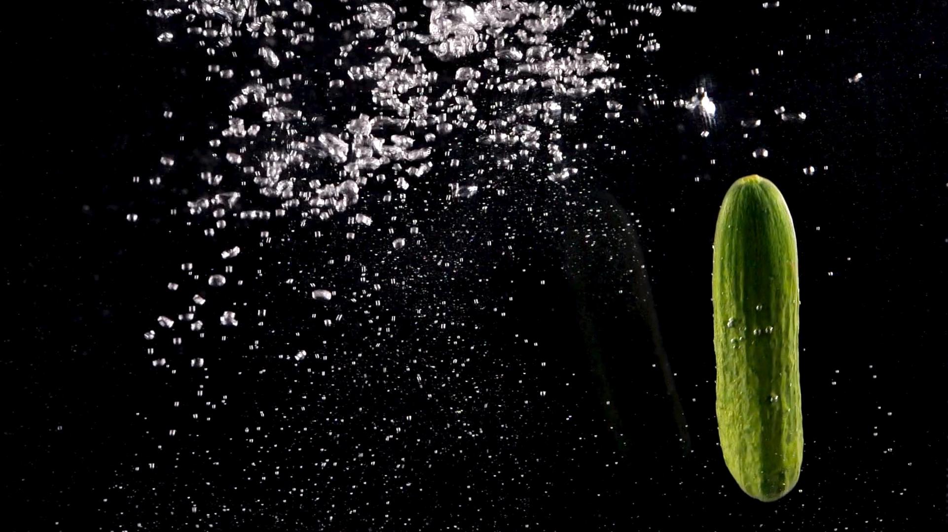 水果黄瓜蔬菜入水造型1000帧升格视频视频的预览图