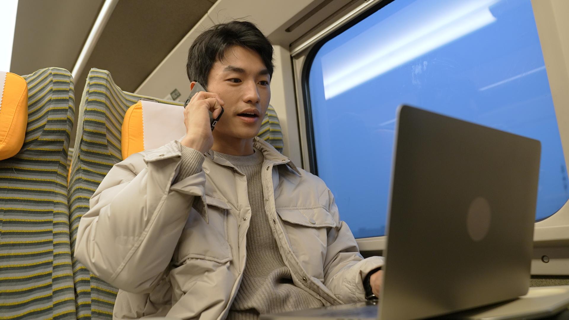 男青年乘坐高铁办公室接电话视频的预览图