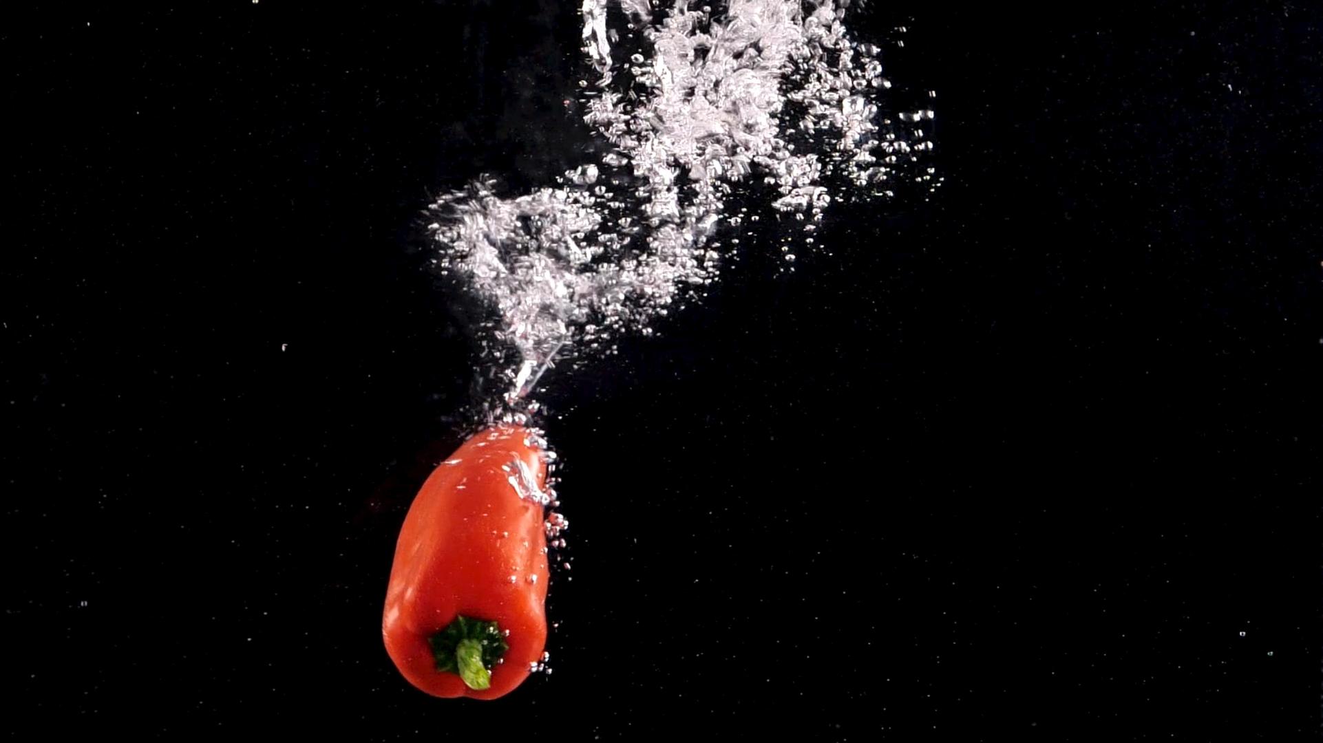 红尖椒蔬菜入水造型1000帧升格视频视频的预览图