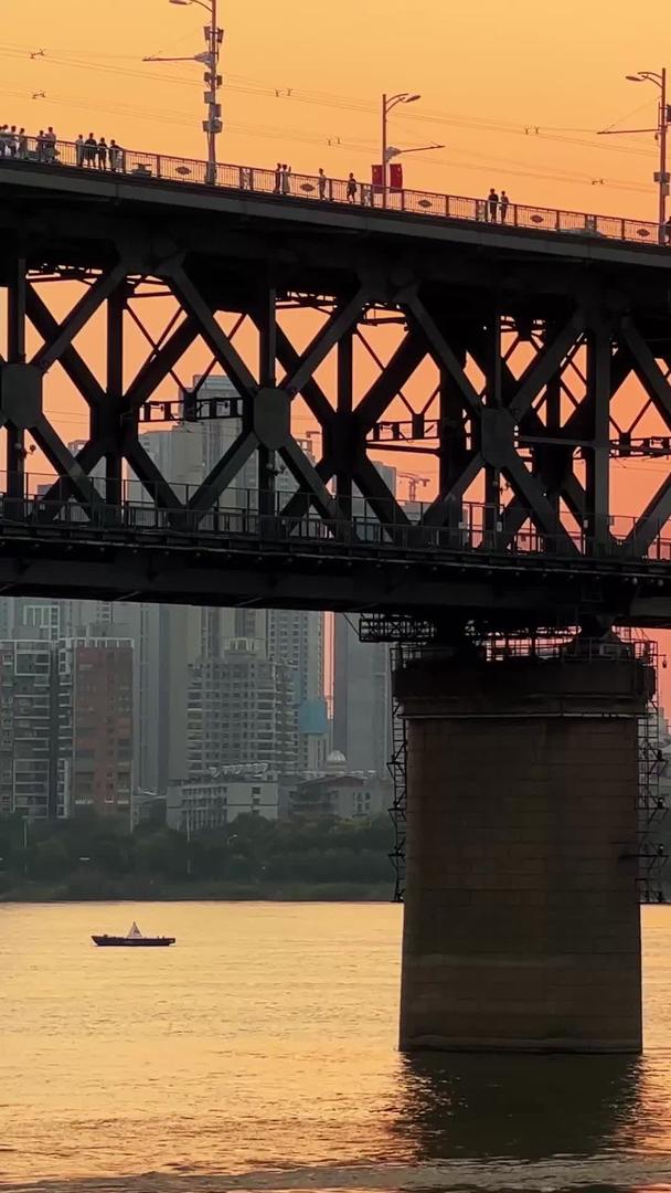 城市节日地标建筑武汉长江大桥傍晚太阳落山素材视频的预览图