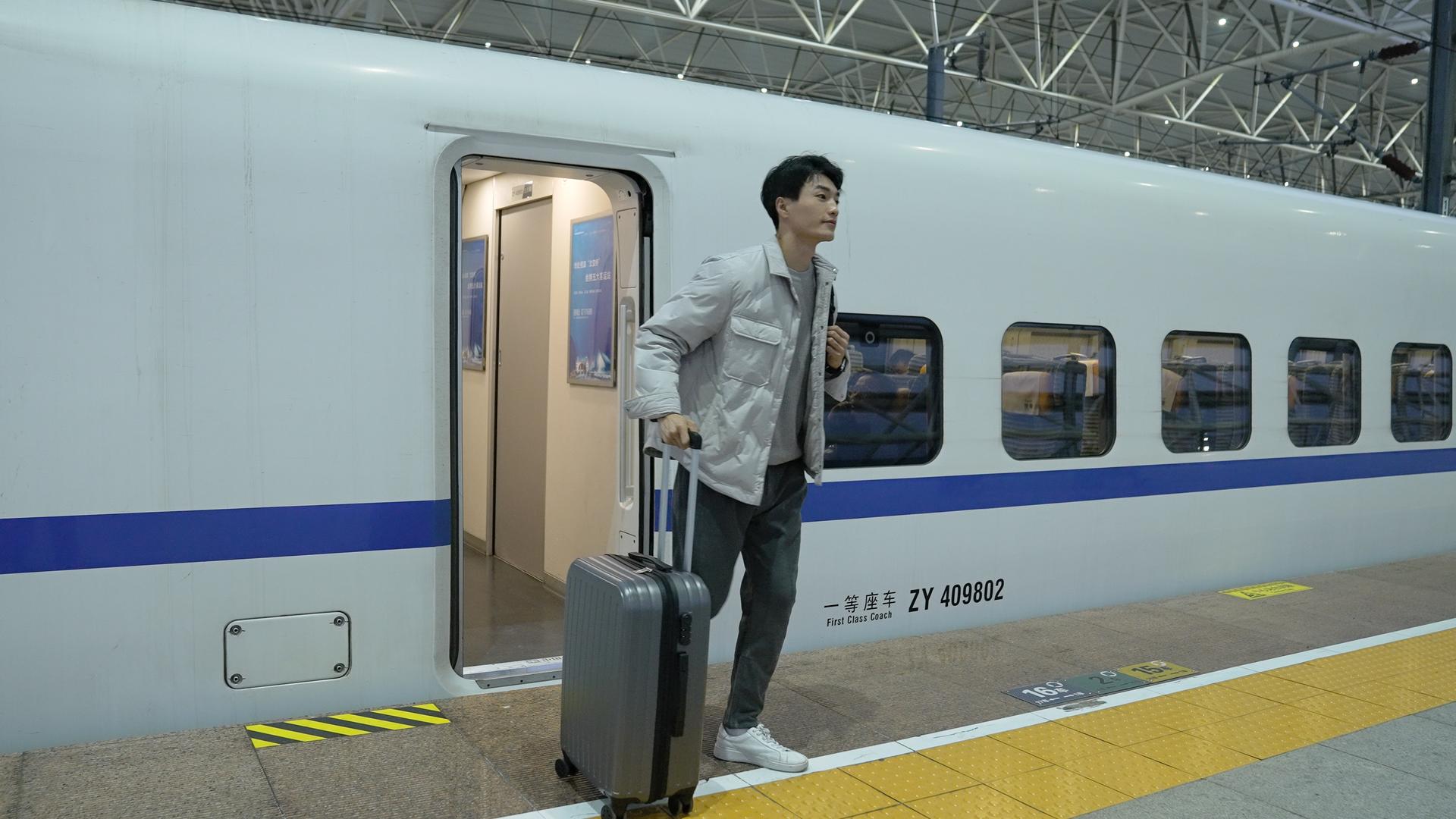 男青年乘坐高铁到达下车视频的预览图