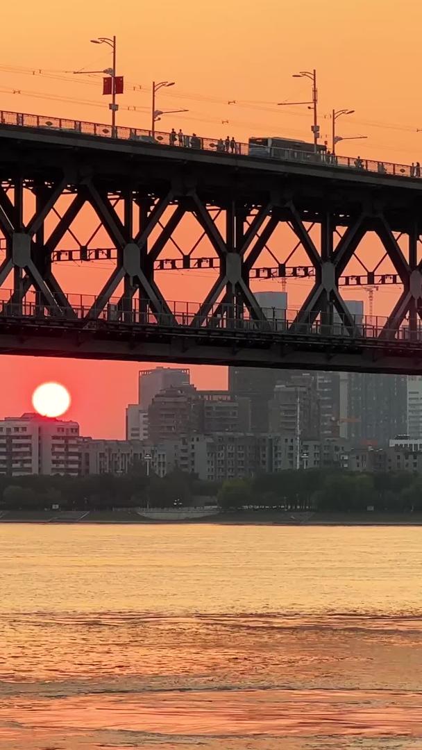 城市节日地标建筑武汉长江大桥傍晚太阳落山素材视频的预览图