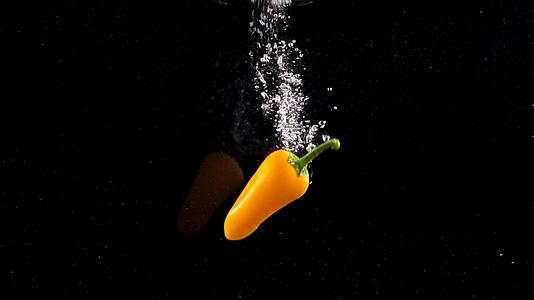 黄辣椒蔬菜入水造型1000帧升格视频视频的预览图