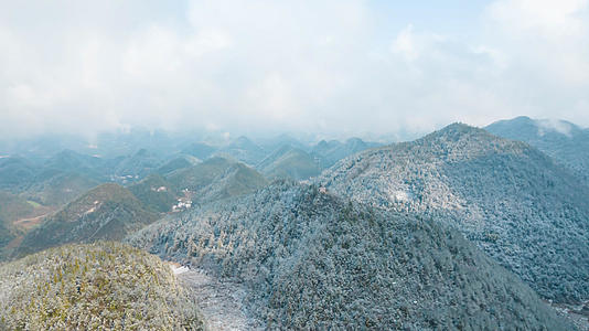 4K冬天风景雪山银装素裹航拍移动延时视频视频的预览图