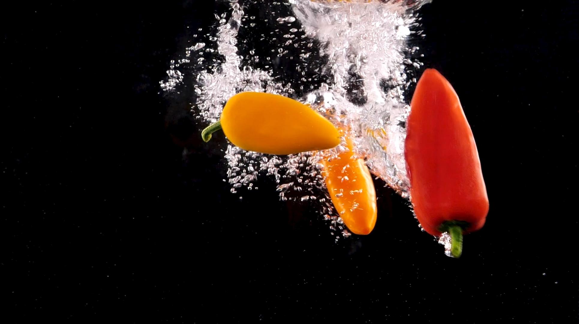 各色辣椒蔬菜入水造型1000帧升格视频视频的预览图
