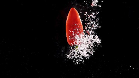 红辣椒蔬菜入水造型1000帧升格视频视频的预览图